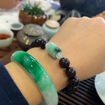 天然A货翡翠转运珠+小叶紫檀带金星手串: